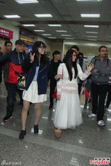 组图：AKB48两成员来台近百粉丝冷静接机