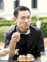 高清图：刘德华提前庆生大快朵颐 吃蛋糕舔手指