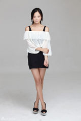 组图：辛芷蕾秋日写真露香肩 吊带短裙优雅性感