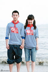 组图：郑恺孙骁骁海魂衫写真 青春洋溢羡煞旁人