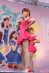 组图：台湾女子组合Popu Lady签唱大秀美腿