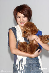 幻灯图：郭静短发清爽干练 宣传照与爱犬一同入镜 