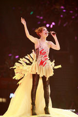 幻灯：郑秀文许志安相拥献唱 梁洛施李嘉欣捧场