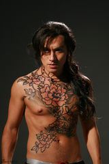 组图：新《水浒》燕青纹身照曝光  严宽半裸上阵