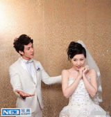 组图：吴尊刘梓妍曝婚纱剧照 二人相依甜美十足