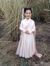 组图：童年小龙女演员超萌生活照 可爱似洋娃娃