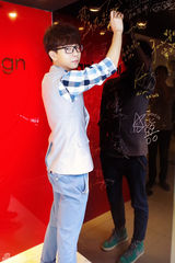 组图：胡夏被封吃货 搂侯佩岑热舞探戈