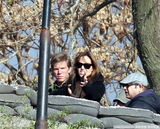 组图：导演朱莉教演员耍枪 买堡垒蛋糕为剧务庆生