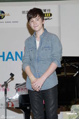 组图：Greyson Chance首见香港歌迷 被揩油亲脸颊