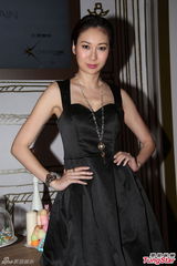 组图：庄思敏露背装出席时装会 个人藏鞋千双