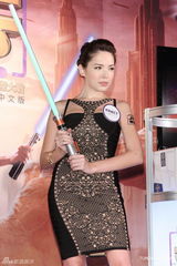 组图：许玮宁性感代言 称艺人与狗仔是鱼水关系