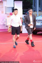 组图：比尔贾聂永真短裤走红毯 持枪耍帅