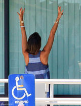 组图：杰西卡-阿尔芭街拍 条纹上衣搭牛仔裤