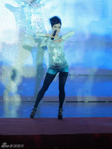 组图：芙蓉姐姐黑丝装嫩 小腿微凸自称相当性感