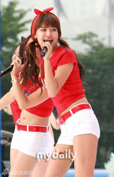 幻灯图：少女时代参加街头声援活动 支持世界杯