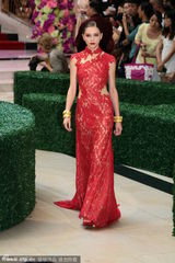 组图：薛凯琪穿婚纱捞金 蕾丝半敞秀香肩美腿