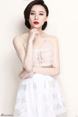 组图：周庭伊性感写真 烈焰红唇尽显奢美华贵