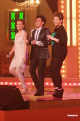 组图：谭咏麟关心妍台上合唱 众星现身无线电视城