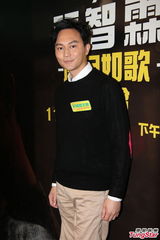 组图：张智霖亮相签唱会 气质优雅帅气养眼