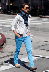 高清组图：杰西卡-阿尔芭街拍 牛仔外套搭蓝裤