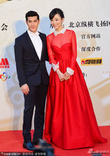 组图：张静初红裙甜美 挽李治廷现身红毯