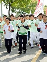 幻灯：黄奕领万人健康跑 关注青海玉树震区孩童