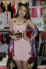 组图：嫩模冯镓莹自创服装品牌 与友人合资百万