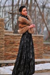 组图：荆希西雪地玩街拍 V领长裙风情无限