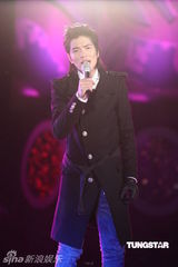 组图：五月天张惠妹等接力开唱 领众人跨越2011年