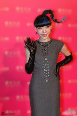 组图：刘涛扮邓丽君致敬经典 刘雨欣酥胸半露