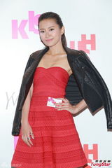 组图：何韵诗穿露肩裙亮相 爱穿裙子自我挑战