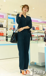 组图：尹恩惠现身活动 撞衫黄渤春晚服装