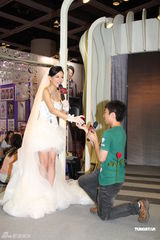 组图：江若琳穿婚纱办签唱会 遇男粉丝当场求婚