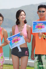 组图：颜子菲泳装亮相户外节目 赴马尔代夫拍摄