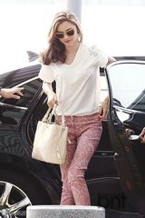 组图：米兰达可儿结束韩国行白衫花裤现身机场