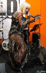 组图：萨拉-哈丁亮相慈善活动 蕾丝裙玩透视