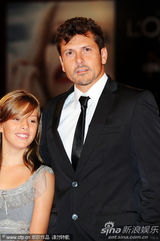 组图：非竞赛片《伊娃》首映 女演员与导演共舞