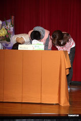 组图：Selina灼伤后首度亮相 短发造型当场落泪