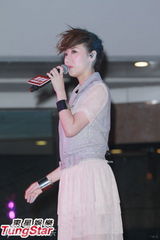 组图：容祖儿携泳儿罗力威出席派对迎圣诞