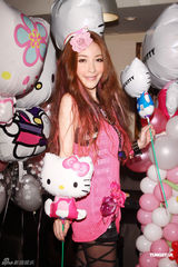 组图：许维恩开唱秀恩爱 吴亚馨送花篮力挺