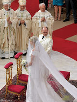 组图：摩纳哥王储大婚 王妃珍珠婚纱典雅华贵赛凯特