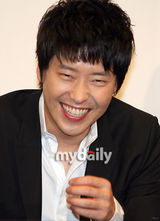 幻灯图：文根英严基俊出席《Closer》新闻发布会