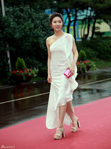 高清组图：秀爱黑礼服美艳电影节 申世京斜肩裙抢镜