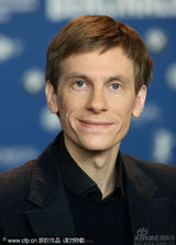 幻灯图集：《强盗》柏林记者会 男女主角拥吻抢镜