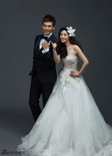 组图：小李琳唯美婚纱照曝光 与经超秀幸福