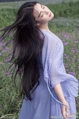 组图：张馨予微博晒花海写真 浪漫唯美