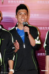 组图：2011香港先生开始报名 司仪吕慧仪亲近男色