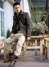 组图：邵兵登封面展笑容剖心声 好角色缘于体验