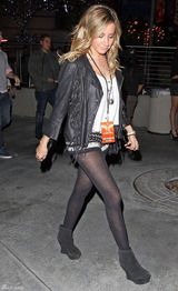 高清组图：阿什丽-提斯代尔街拍短裤丝袜秀美腿