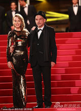 组图：凯莉-米洛金色裹身长裙走红毯霸气足